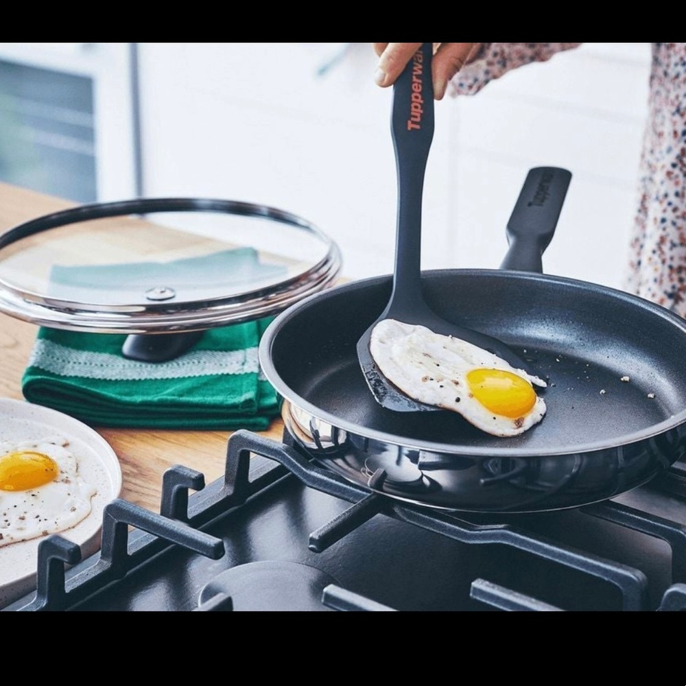 TUPPERWARE DAILY UNIVERSAL COOKWARE 9.4" /24CM NONSTICK FRYPAN WITH GLASS COVER
